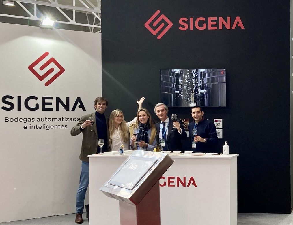 Equipo de SIGENA atendiendo su stand en una feria
